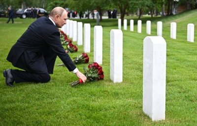Путин почтил память советских летчиков на военном кладбище в Форт-Ричардсоне на Аляске