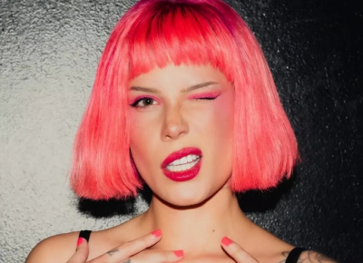 Холзи позирует в бикини на фоне борьбы с болезнью