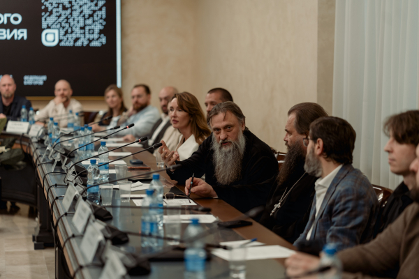 АНО &laquo;Эволюция&raquo; и Федерация Блогеров провели дискуссию о значении новых медиа и традиционных ценностей для будущего страны