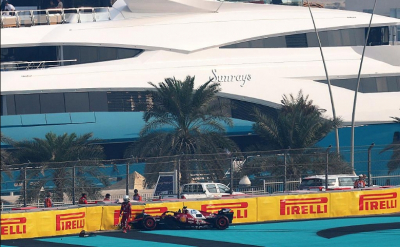 Хэмилтон разбил болид о отбойник на тренировке Гран-при Абу-Даби